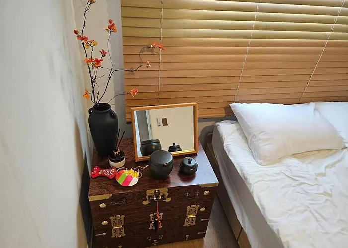 8 Minutes Away From Chungmuro Station, 5박이상 조식, 명동근처 Hill Location *