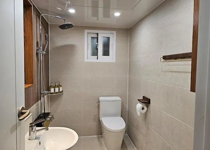 8 Minutes Away From Chungmuro Station, 5박이상 조식, 명동근처 Hill Location Apartamento