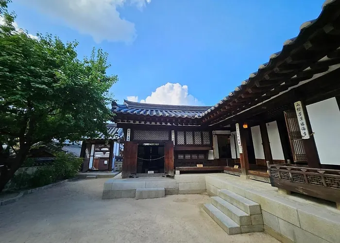 Apartamento 8 Minutes Away From Chungmuro Station, 5박이상 조식, 명동근처 Hill Location *