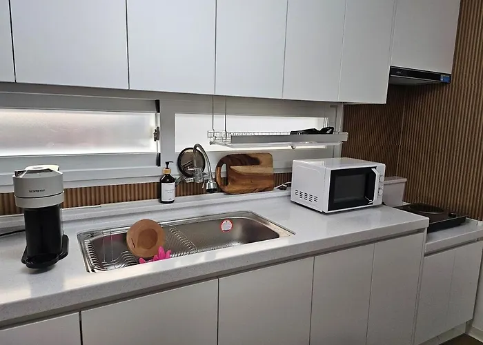 8 Minutes Away From Chungmuro Station, 5박이상 조식, 명동근처 Hill Location Apartamento Seúl
