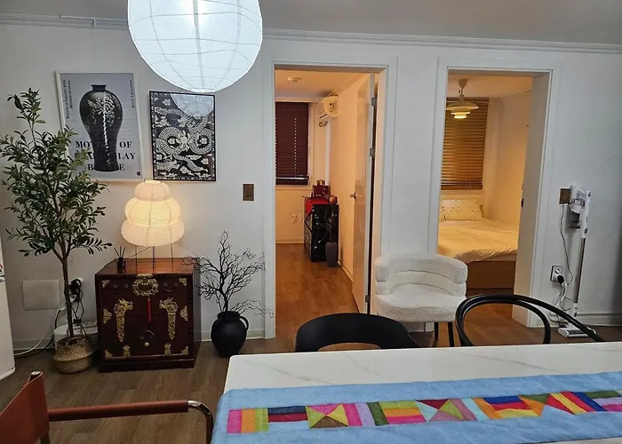 Apartamento 8 Minutes Away From Chungmuro Station, 5박이상 조식, 명동근처 Hill Location *