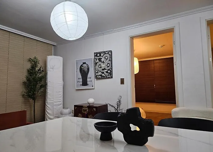 8 Minutes Away From Chungmuro Station, 5박이상 조식, 명동근처 Hill Location *