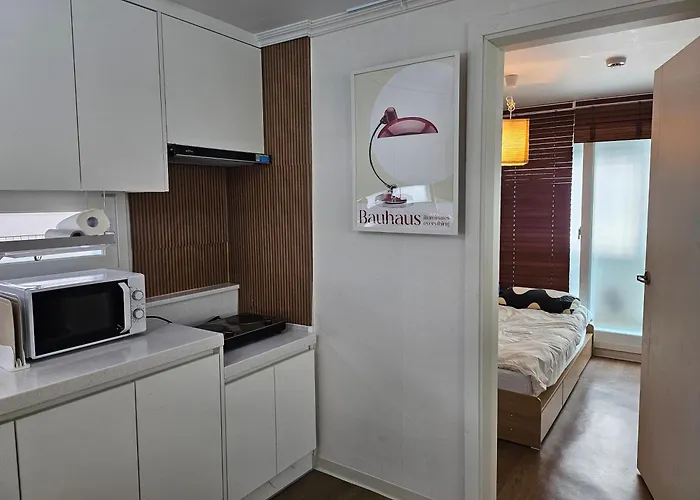 Apartamento 8 Minutes Away From Chungmuro Station, 5박이상 조식, 명동근처 Hill Location *