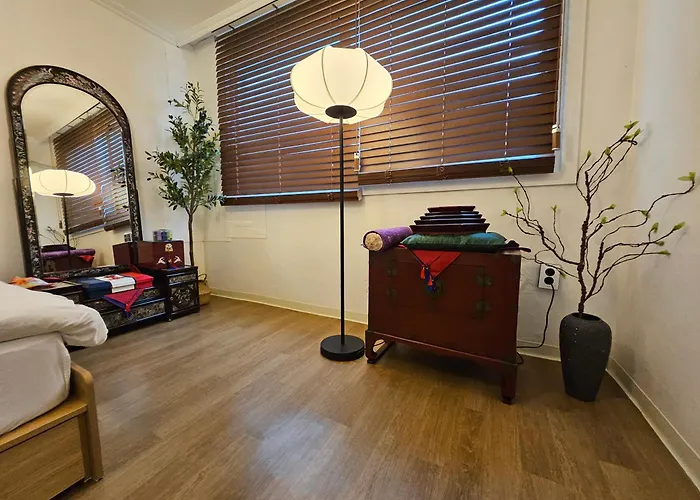 8 Minutes Away From Chungmuro Station, 5박이상 조식, 명동근처 Hill Location Apartamento *